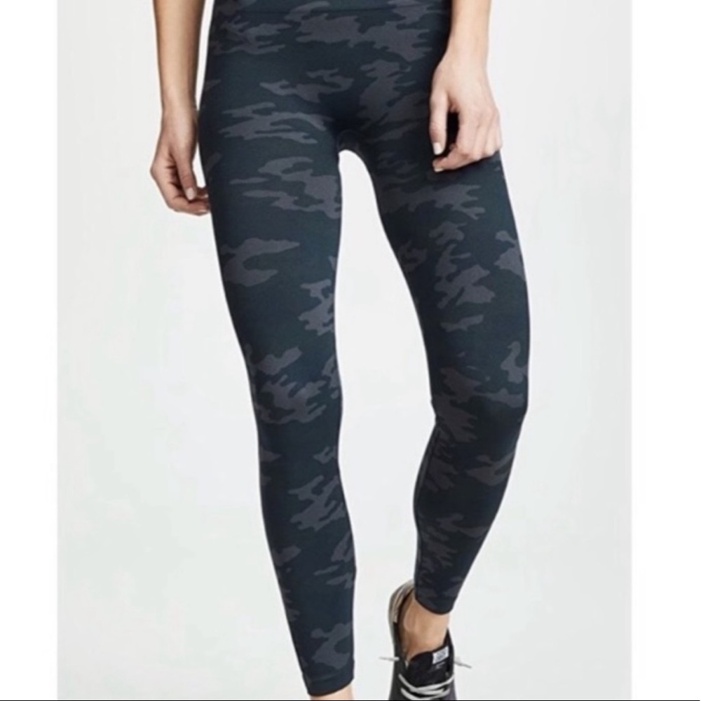 SPANX Look At Me Now Seamless Leggings Black Camo Sz 1X